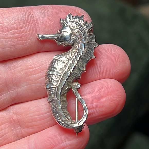 Vintage 925 Sterling Silver Seahorse Ocean Theme Pin Brooch - Picture 2 of 3